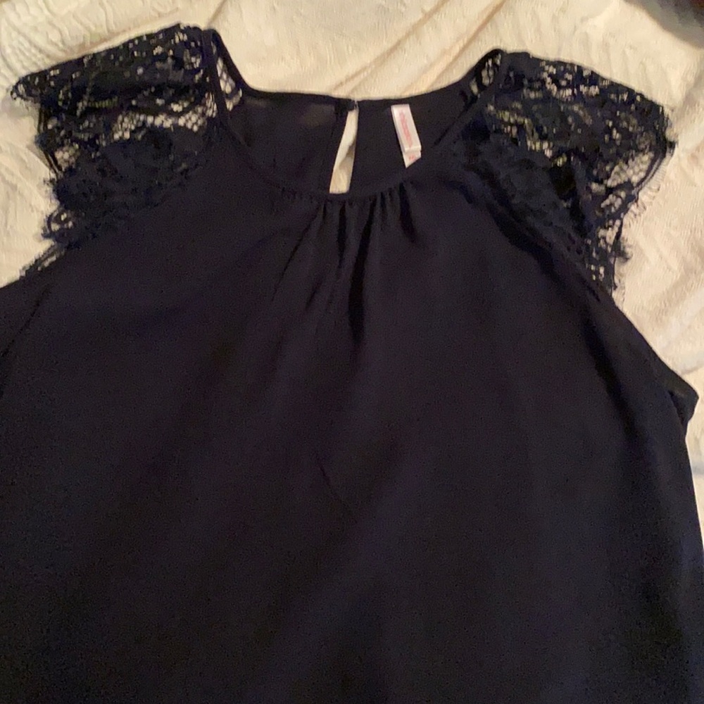Navy Crepe top. Xxl. Dressy